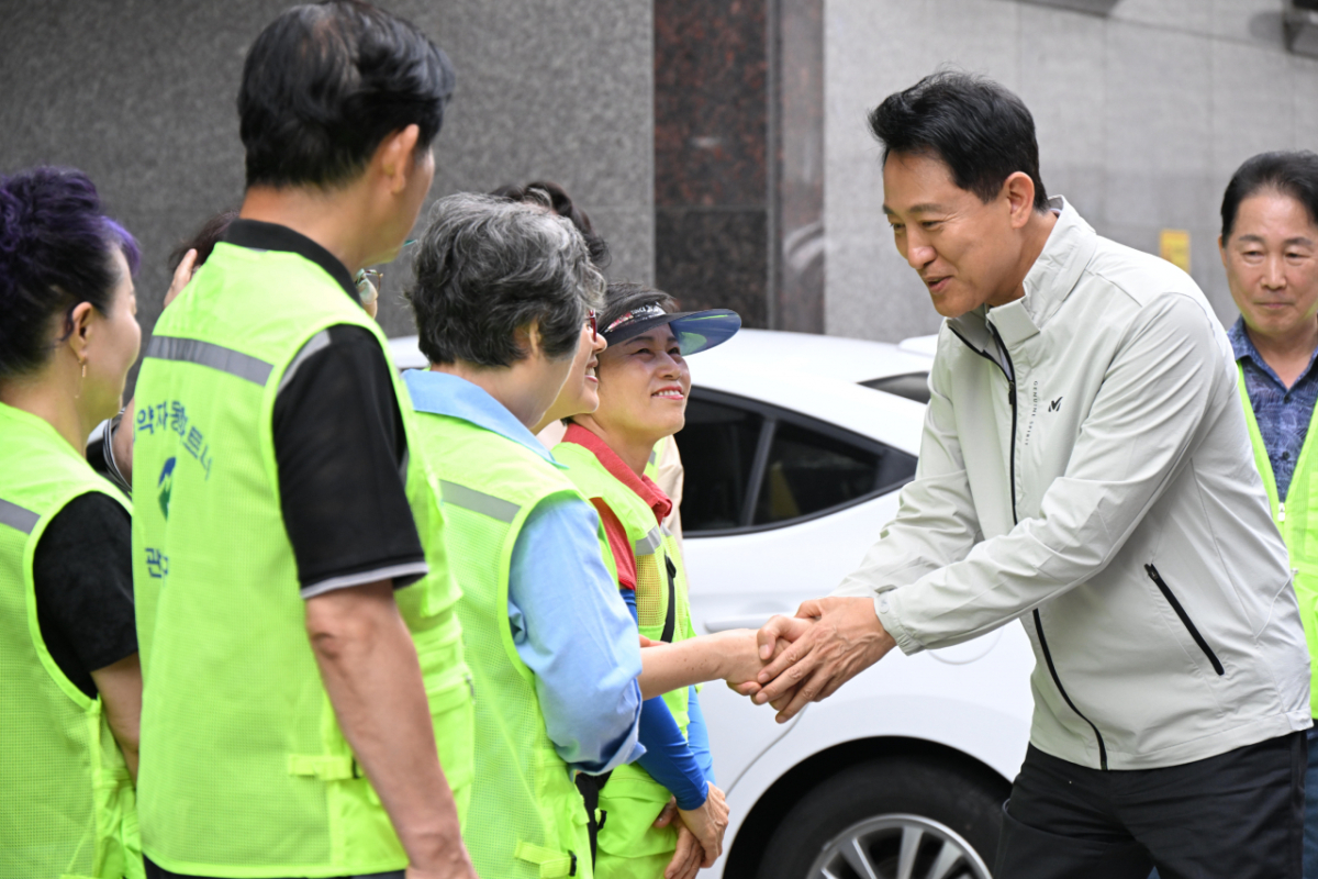 오세훈 서울시장이 22일 관악구 일대에서 풍수해 상습침수지역을 점검하고 있다. /사진제공=서울시