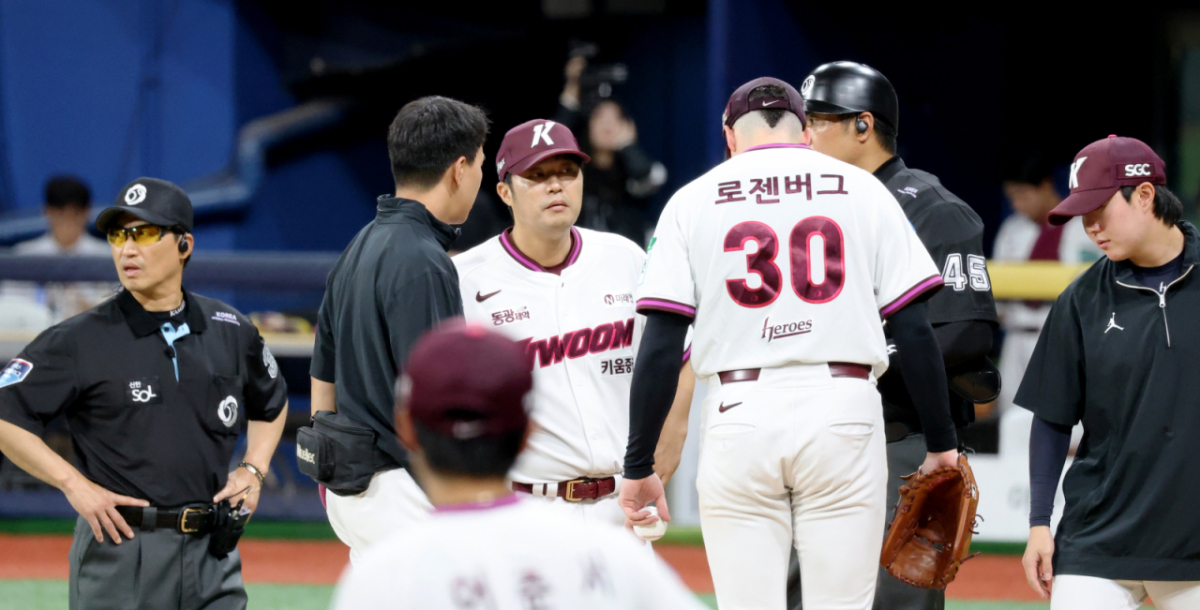 키움 히어로즈 케니 로젠버그(왼쪽에서 4번째)가 20일 고척스카이돔에서 열리는 2026 KBO리그 롯데 자이언츠전에서 고관절 통증을 느끼자 코칭스태프라 마운드에 방문해 상태를 체크하고 있다. /사진=강영조 선임기자