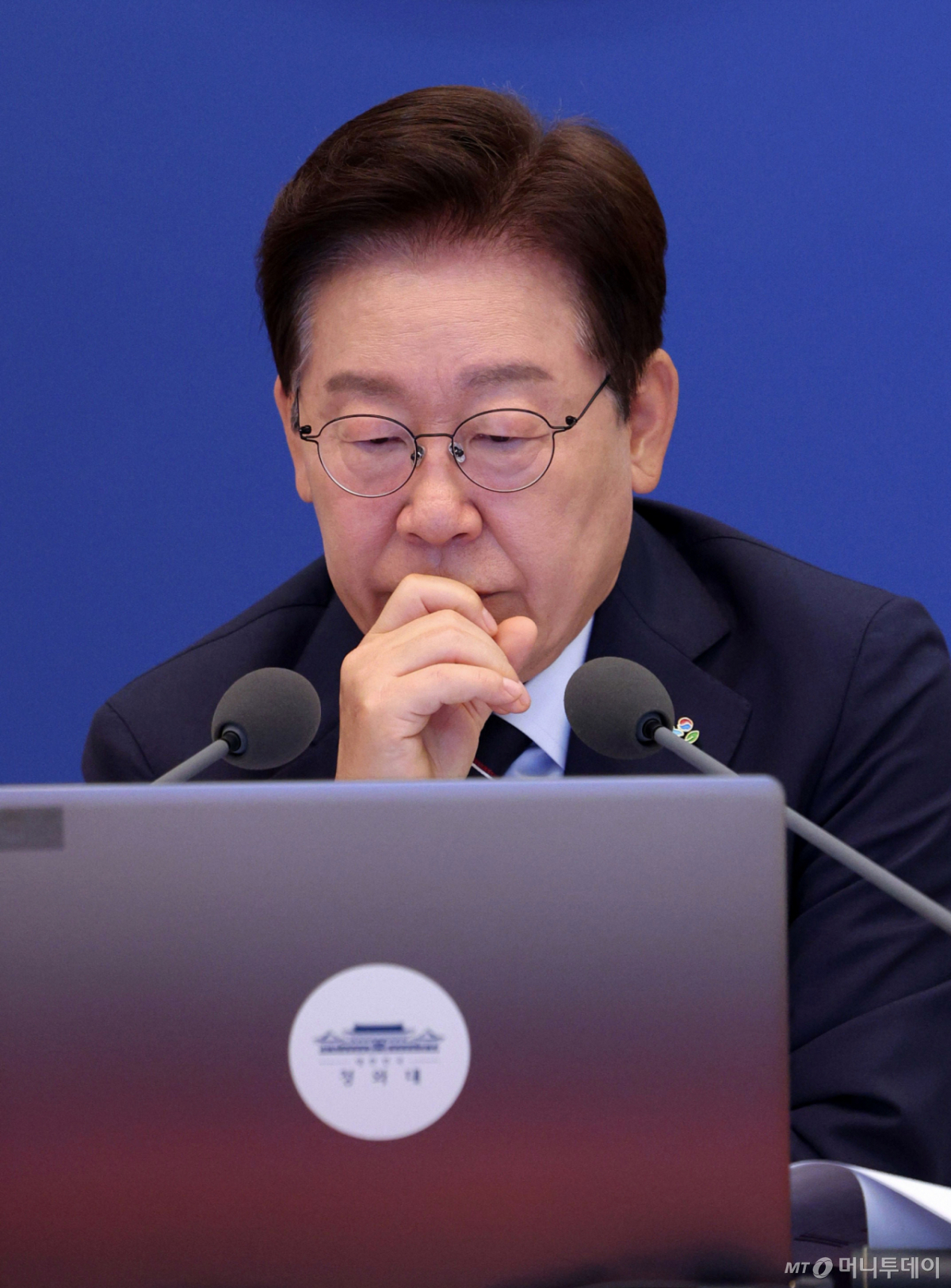 (서울=뉴스1) 허경 기자 = 이재명 대통령이 2일 청와대에서 열린 국무회의 겸 비상경제점검회의에서 자료를 보고 있다. (청와대통신사진기자단) 2026.6.2/뉴스1 Copyright © 뉴스1. All rights reserved. 무단 전재 및 재배포, AI학습 이용 금지. /사진=(서울=뉴스1) 허경 기자