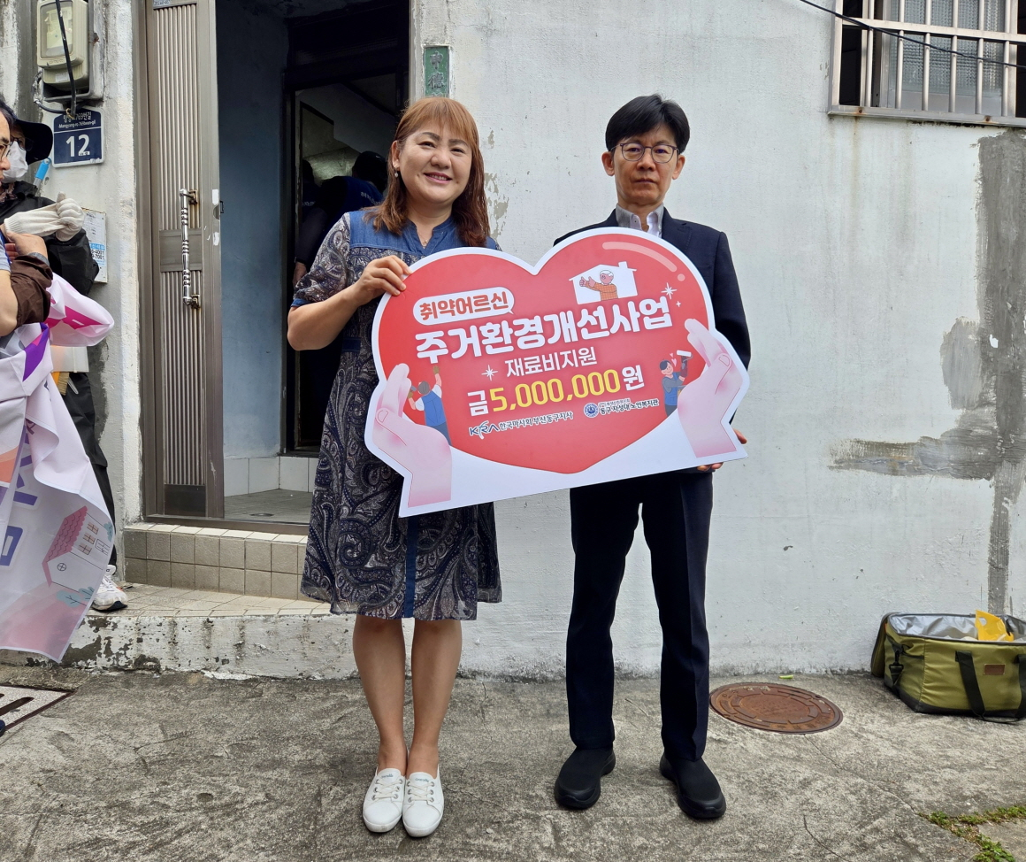 김정환 한국마사회 부산동구지사장(오른쪽)이 이은숙 동구 자성대 노인복지관장에게 주거환경 개선 사업비를 전달하고 있다./사진제공=렛츠런파크 부산경남