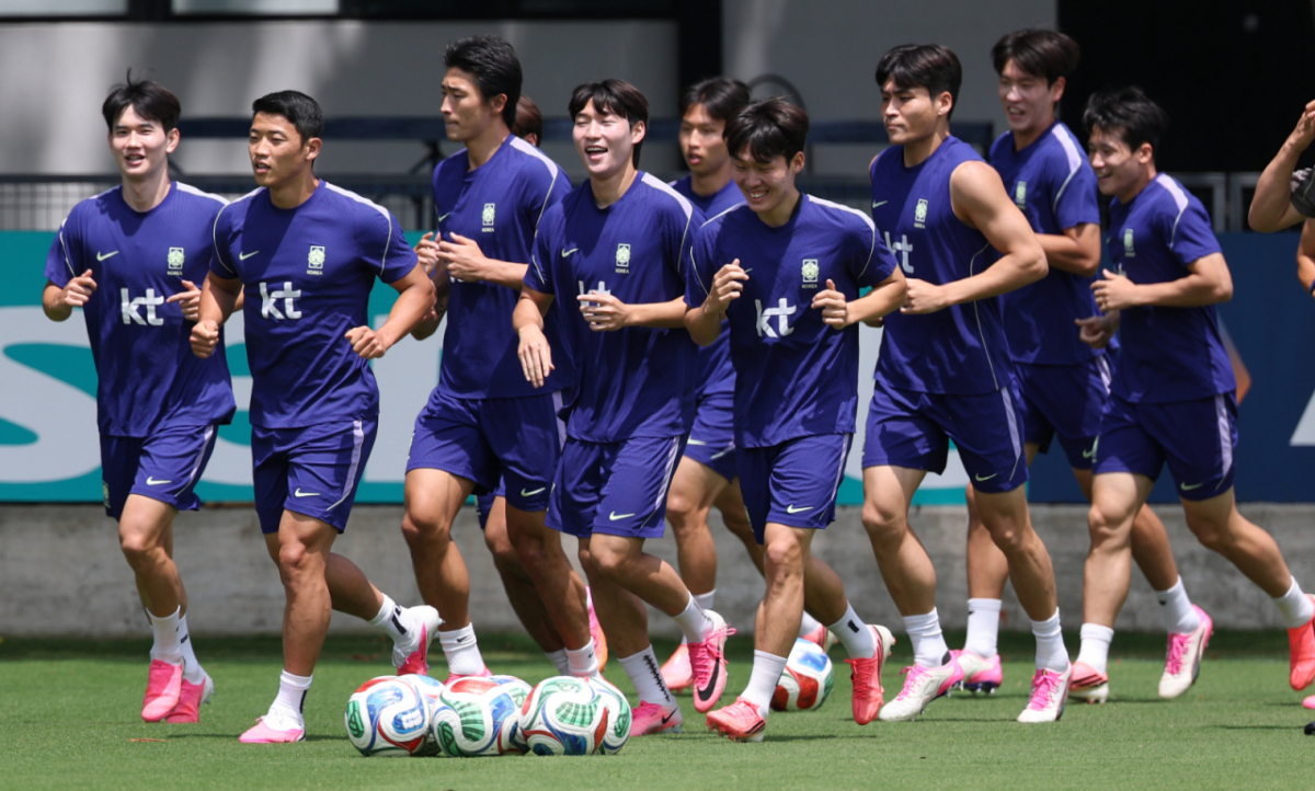2026 북중미월드컵에 출전한 대한민국 축구 국가대표팀이 19일 멕시코 과달라하라 치바스 베르데 바예에서 회복 훈련을 진행했다. 황희찬을 비롯한 선수들이 러닝 훈련을 하고 있다. /사진=김진경 대기자