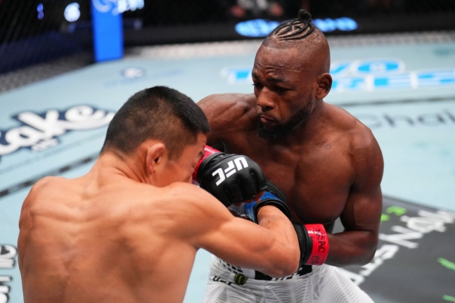 마넬 캅(오른쪽)이 21일 미국 네바다주 라스베이거스 메타 에이펙스에서 열린 'UFC 파이트 나이트: 캅 vs 호리구치' 메인 이벤트 플라이급 매치에서 펀치를 적중시키고 있다. /사진=UFC 제공