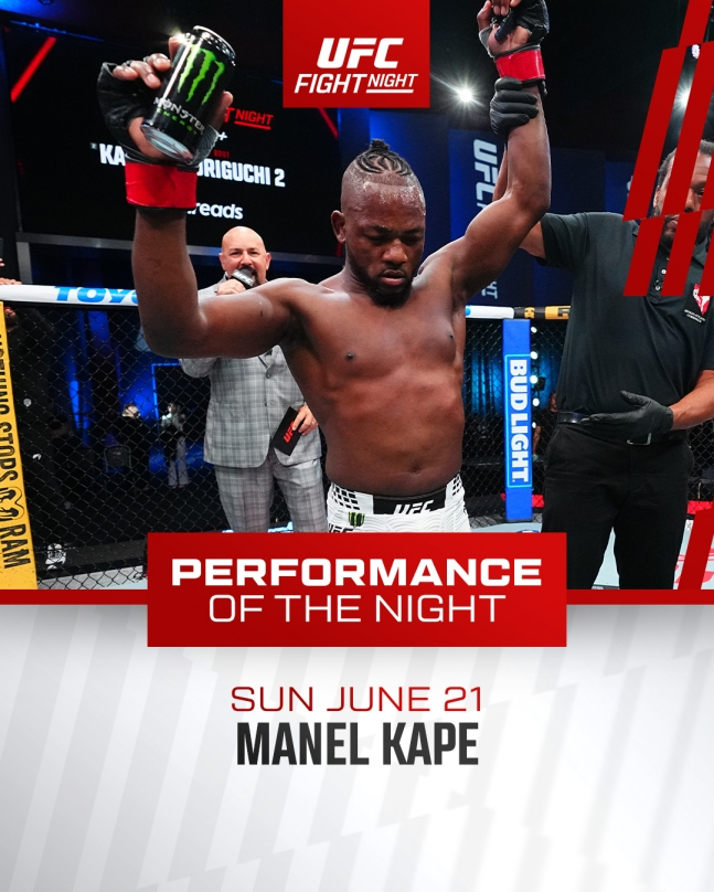 마넬 캅이 21일 미국 네바다주 라스베이거스 메타 에이펙스에서 열린 'UFC 파이트 나이트: 캅 vs 호리구치' 메인 이벤트 플라이급 매치에서 승리를 거둔 뒤 두 팔을 들고 기뻐하고 있다. /사진=UFC 제공