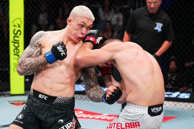나바호 스털링(왼쪽)이 21일 미국 네바다주 라스베이거스 메타 에이펙스에서 열린 'UFC 파이트 나이트: 캅 vs 호리구치' 코메인 이벤트 라이트헤비급 매치에서 이온 쿠텔라바에게 펀치를 날리고 있다. /사진=UFC 제공