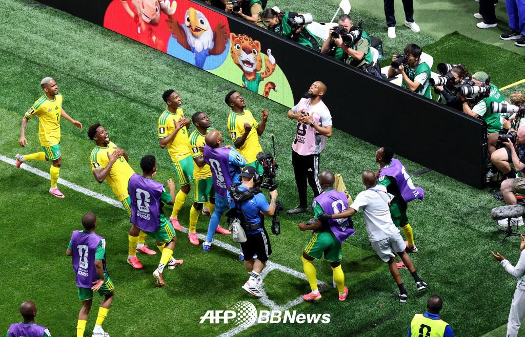 지난 체코와의 조별리그 2차전에서 득점 이후 기뻐하고 있는 남아프리카공화국 선수들. /AFPBBNews=뉴스1