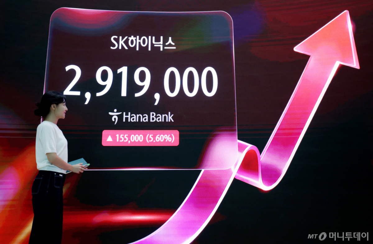 SK하이닉스가 코스피 시가총액 1위 기업으로 올라선 22일 서울 중구 하나은행 딜링룸 전광판에 하이닉스 주가가 표시되고 있다.   코스피는 전 거래일(9052.42)보다 62.13포인트(0.69%) 오른 9114.55에, 코스닥 지수는 전 거래일(966.59)보다 1.81포인트(0.19%) 상승한 968.40에 거래를 마쳤다.  /사진=뉴시스