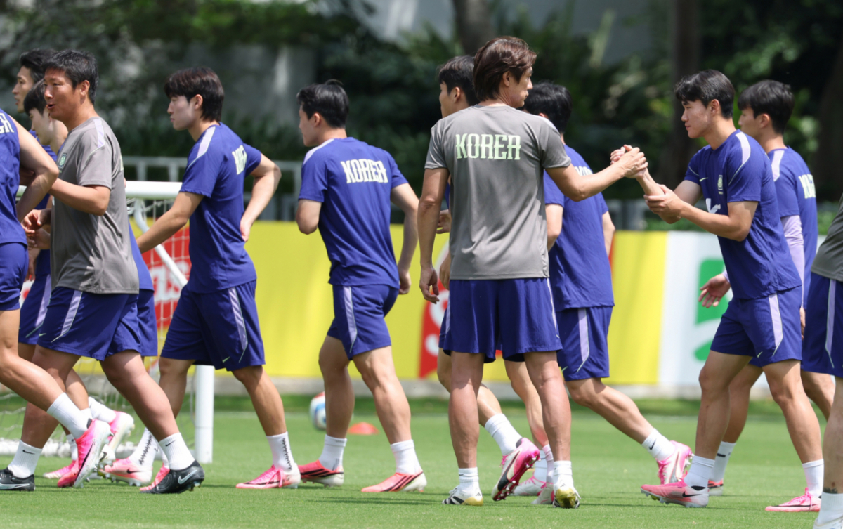2026 북중미월드컵에 출전한 대한민국 축구 국가대표팀이 19일 멕시코 과달라하라 치바스 베르데 바예에서 회복 훈련을 진행했다. 홍명보 감독이 양현준을 비롯한 선수들을 독려하고 있다. /사진=김진경 kim.jinkyung@