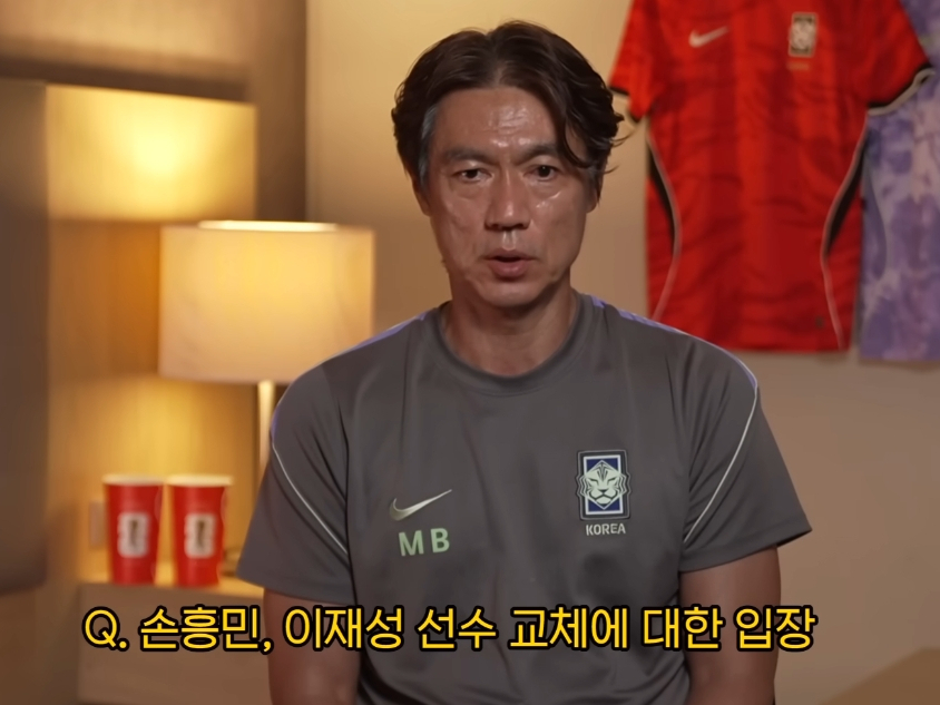 대한민국 축구 대표팀의 홍명보 감독이 2026 국제축구연맹(FIFA) 북중미 월드컵 조별리그 멕시코전 이후 불거진 손흥민과 이재성의 교체 논란에 대해 직접 입을 열었다. /사진=유튜브 채널 '올스' 캡처