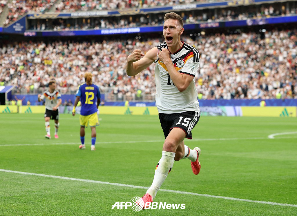 독일 축구대표팀 센터백 니코 슐로터베크가 퀴라소와의 2026 FIFA 북중미 월드컵 조별리그 E조 1차전에서 골을 넣은 뒤 세리머니를 하고 있다. /AFPBBNews=뉴스1