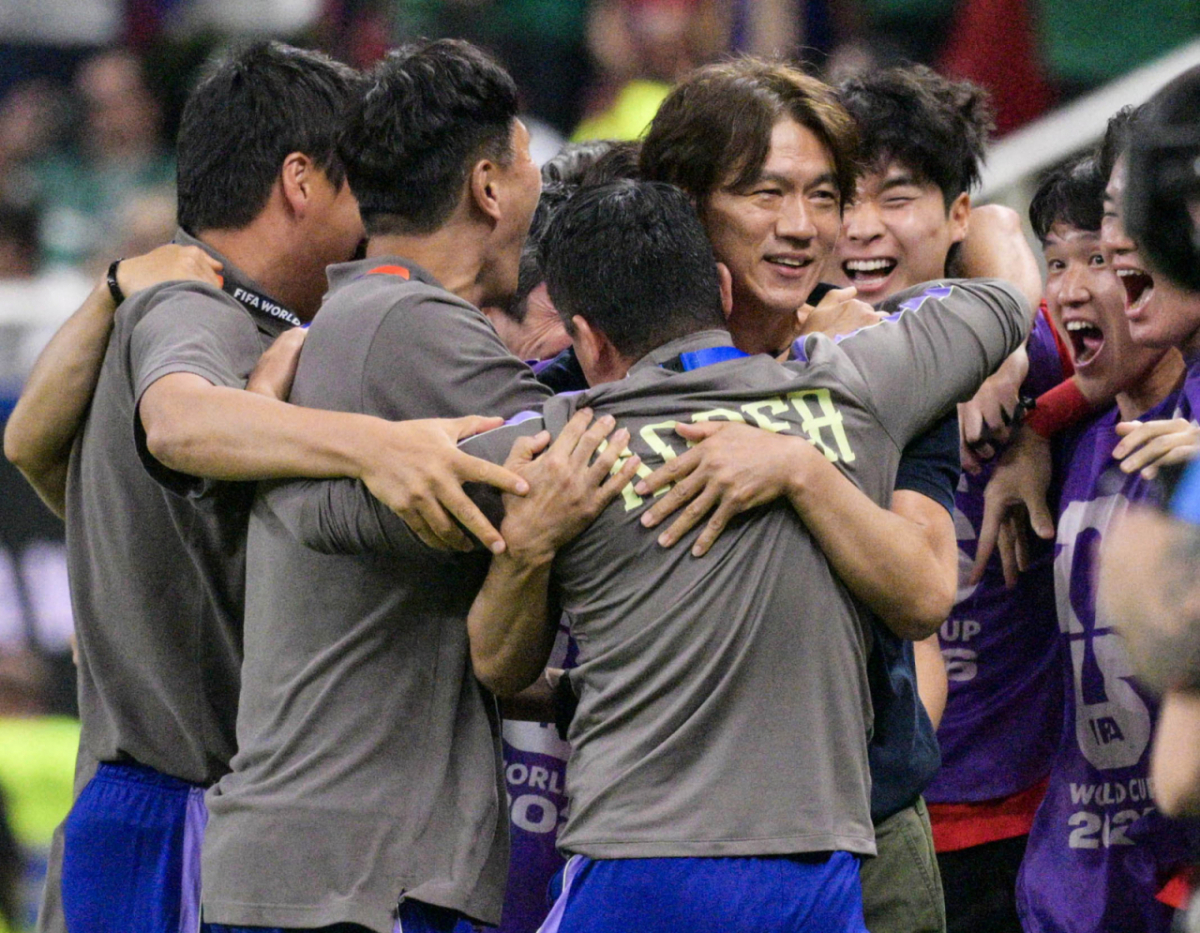 2026 북중미월드컵 A조 예선 대한민국-체코전이 12일(한국 시간) 멕시코 과달라하라 에스타디오 아크론에서 열렸다. 홍명보 감독이 2-1 승리 상황에서 종료 휘슬이 울리자 선수단과 기뻐하고 있다. /사진=김진경 대기자
