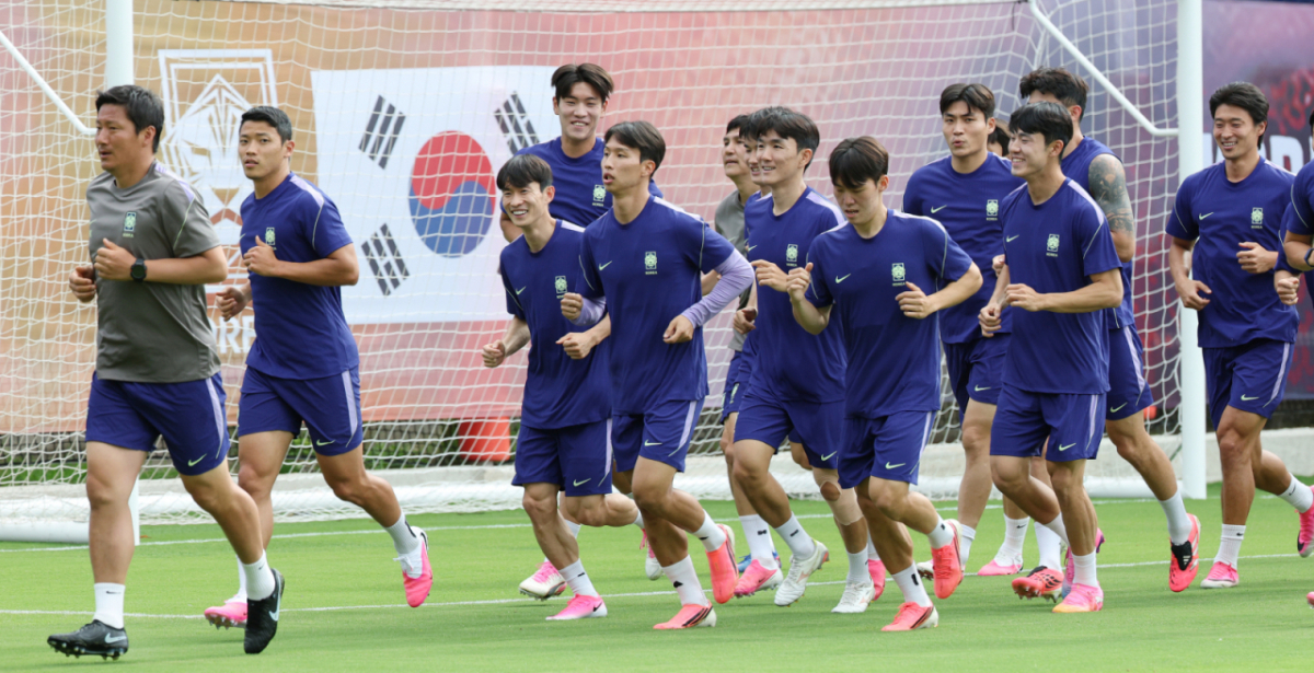 대한민국 축구 국가대표팀이 2026 북중미월드컵 A조 예선 멕시코전을 하루 앞두고 17일 멕시코 과달라하라 치바스 베르데 바예에서 훈련을 진행했다. 황희찬을 비롯한 선수들이 러닝 훈련을 하고 있다. /사진=김진경 대기자