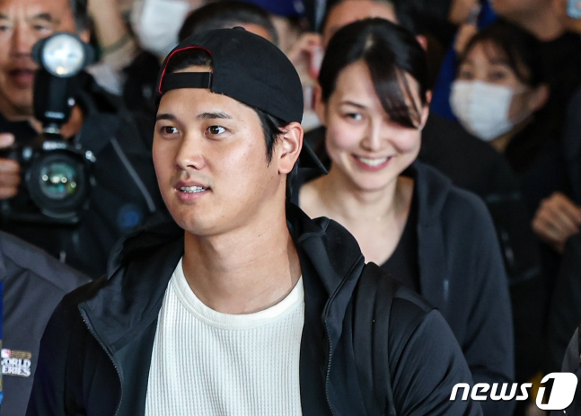 지난 2024년 3월 서울시리즈에 출전하기 위해 LA 다저스 오타니 쇼헤이가 15일 오후 인천국제공항 제1터미널을 통해 부인 다나카 마미코와 함께 입국하고 있다. /사진=뉴스1