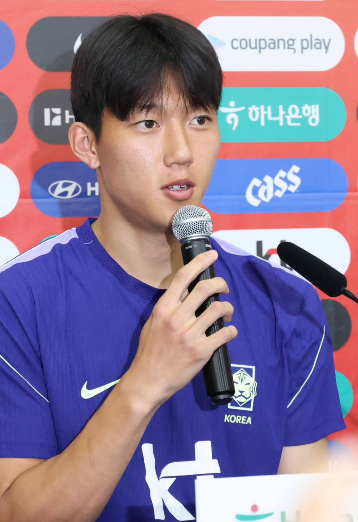 2026 북중미월드컵에 출전한 대한민국 축구 국가대표팀이 22일 멕시코 몬테레이 유니버시티 스타티음에서 훈련을 진행했다. 이한범이 훈련에 앞서 취재진의 인터뷰에 응하고 있다 /사진=김진경 대기자