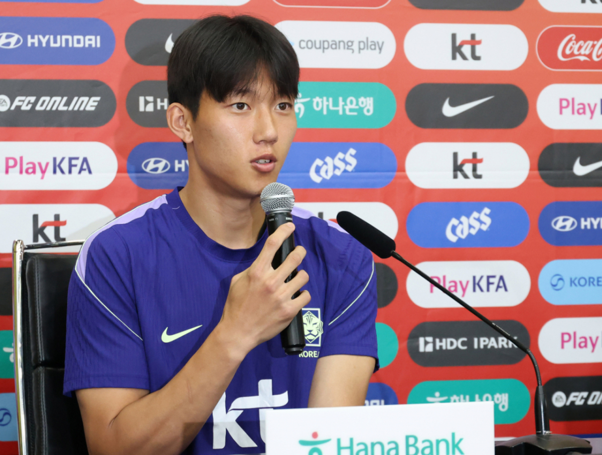 2026 북중미월드컵에 출전한 대한민국 축구 국가대표팀이 22일 멕시코 몬테레이 유니버시티 스타티음에서 훈련을 진행했다. 이한범이 훈련에 앞서 열린 취재진의 인터뷰에서 굳은 각오를 밝혔다. /사진=김진경 대기자