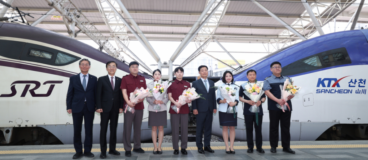 (서울=뉴스1) 임지훈 인턴기자 = 김윤덕 국토교통부 장관(왼쪽 두 번째)이 15일 오후 서울역에서 열린 KTX·SRT 시범 중련 운행 시행 기념행사에 참석해 관계자들과 기념촬영을 하고 있다. 2026.5.15/뉴스1 Copyright © 뉴스1. All rights reserved. 무단 전재 및 재배포, AI학습 이용 금지. /사진=(서울=뉴스1) 임지훈 인턴기자