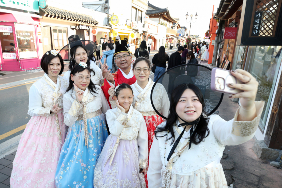지난해 10월 경주시 황남동 황리단길을 찾은 외국인들이 한복을 곱게 차려입고 기념촬영을 하고 있다. / 사진 = 뉴스1