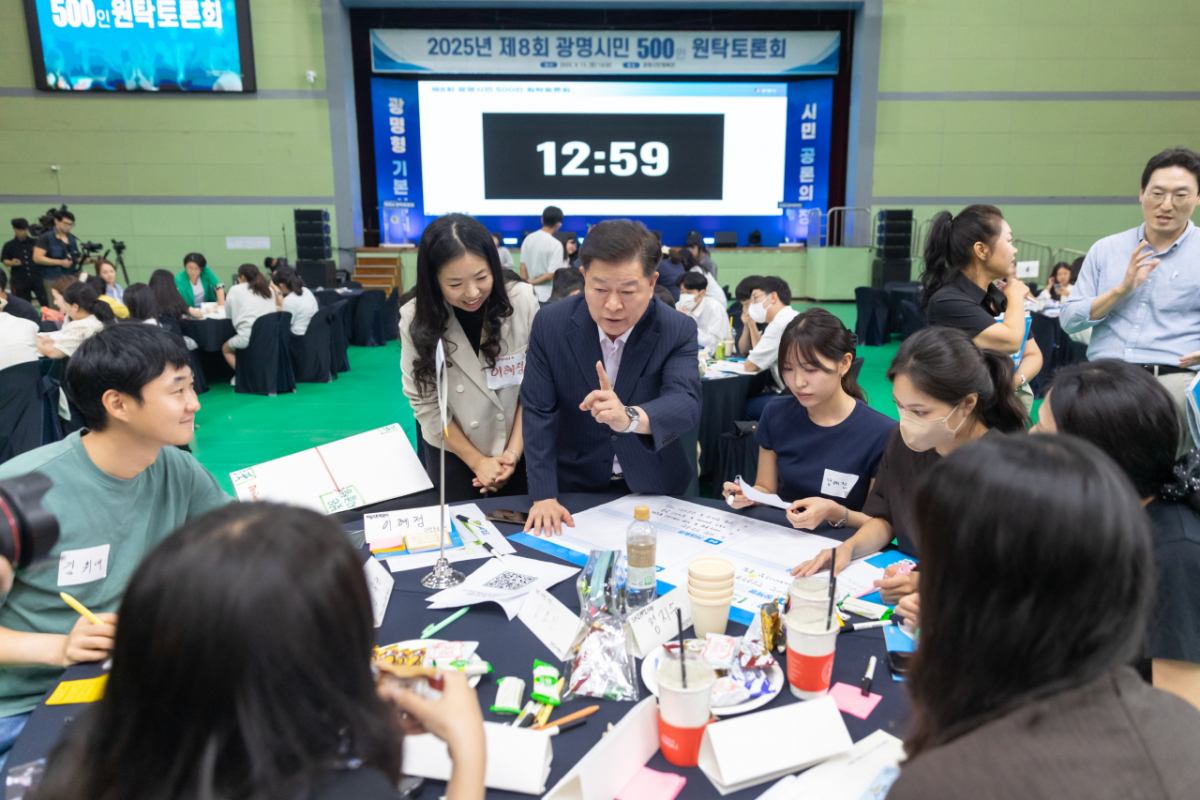 박승원 시장이 500인 원탁토론회에 참여한 시민들과 소통하고 있다./사진제공=광명시