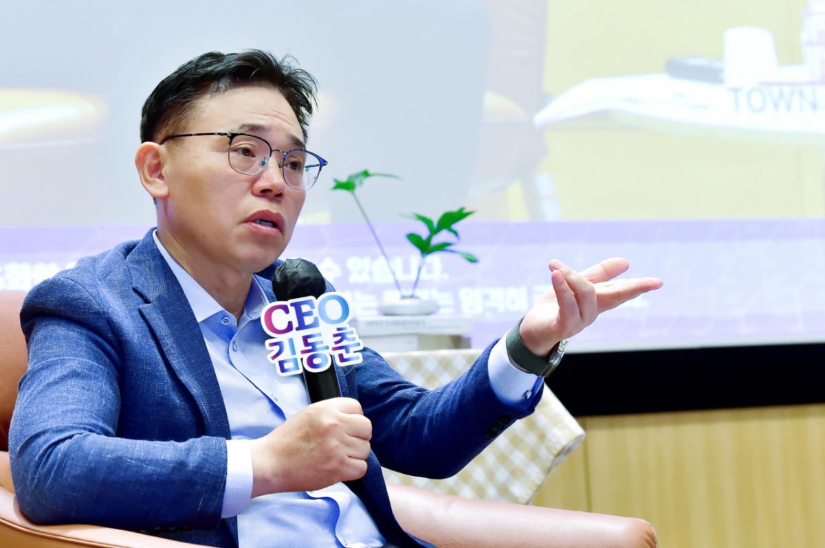 김동춘 LG화학 사장이 22일 타운홀 미팅에서 반도체, 모빌리티·로봇 등 미래 핵심 사업 육성 전략을 설명하고 있다/사진제공=LG화학