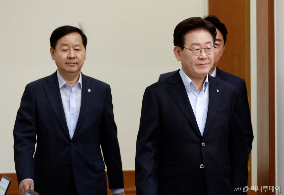 (서울=뉴스1) 허경 기자 = 이재명 대통령이 23일 청와대에서 열린 국무회의 겸 비상경제점검회의에 입장하고 있다. (청와대통신사진기자단) 2026.6.23/뉴스1 Copyright © 뉴스1. All rights reserved. 무단 전재 및 재배포, AI학습 이용 금지. /사진=(서울=뉴스1) 허경 기자