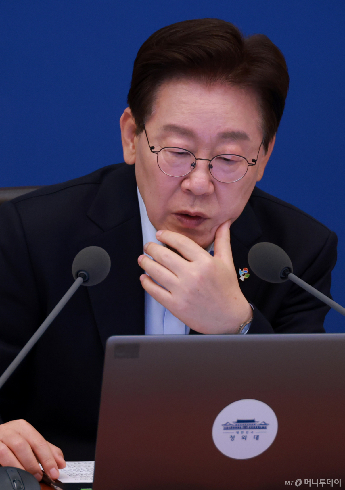 (서울=뉴스1) 허경 기자 = 이재명 대통령이 23일 청와대에서 열린 국무회의 겸 비상경제점검회의에서 자료를 보고 있다. (청와대통신사진기자단) 2026.6.23/뉴스1 Copyright © 뉴스1. All rights reserved. 무단 전재 및 재배포, AI학습 이용 금지. /사진=(서울=뉴스1) 허경 기자