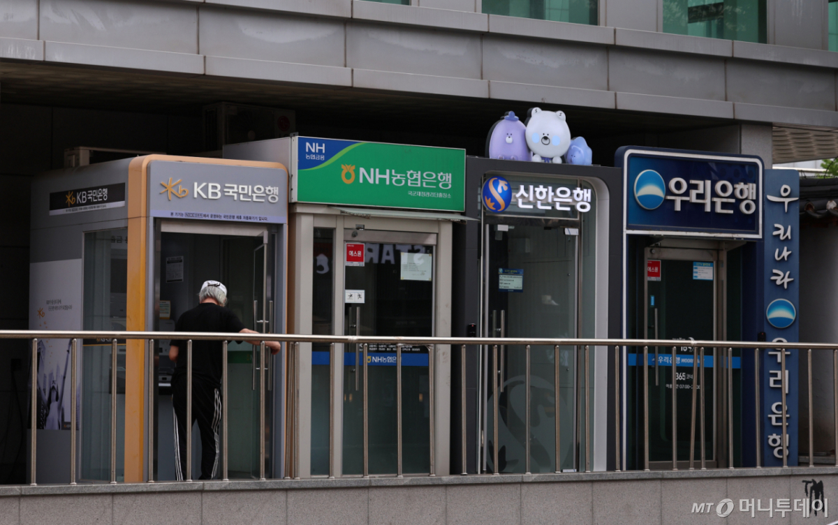 증시 호황에 따른 '빚투' 수요와 수도권 주택 거래 증가가 맞물리면서 5대 시중은행 가계대출이 두 달 만에 6조원 이상 불어났다. /사진=뉴스1
