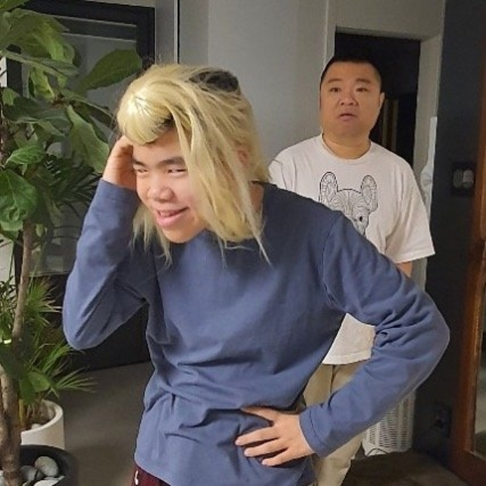시후군은 토론토대를 비롯해 비롯해 브리티시컬럼비아대(UBC), 맥마스터대, 웨스턴대, 사이먼프레이저대(SFU) 등 여러 명문 대학에 합격했다. 특히 맥마스터대와 웨스턴대에서는 장학금 제안까지 한 것으로 알려졌다.  정종철은 2006년 6살 연하 배우 황규림과 결혼해 슬하에 1남 2녀를 뒀다. 시후군은 2007년 6월생으로 올해 만 19살이다./사진=정종철 인스타그램 캡처