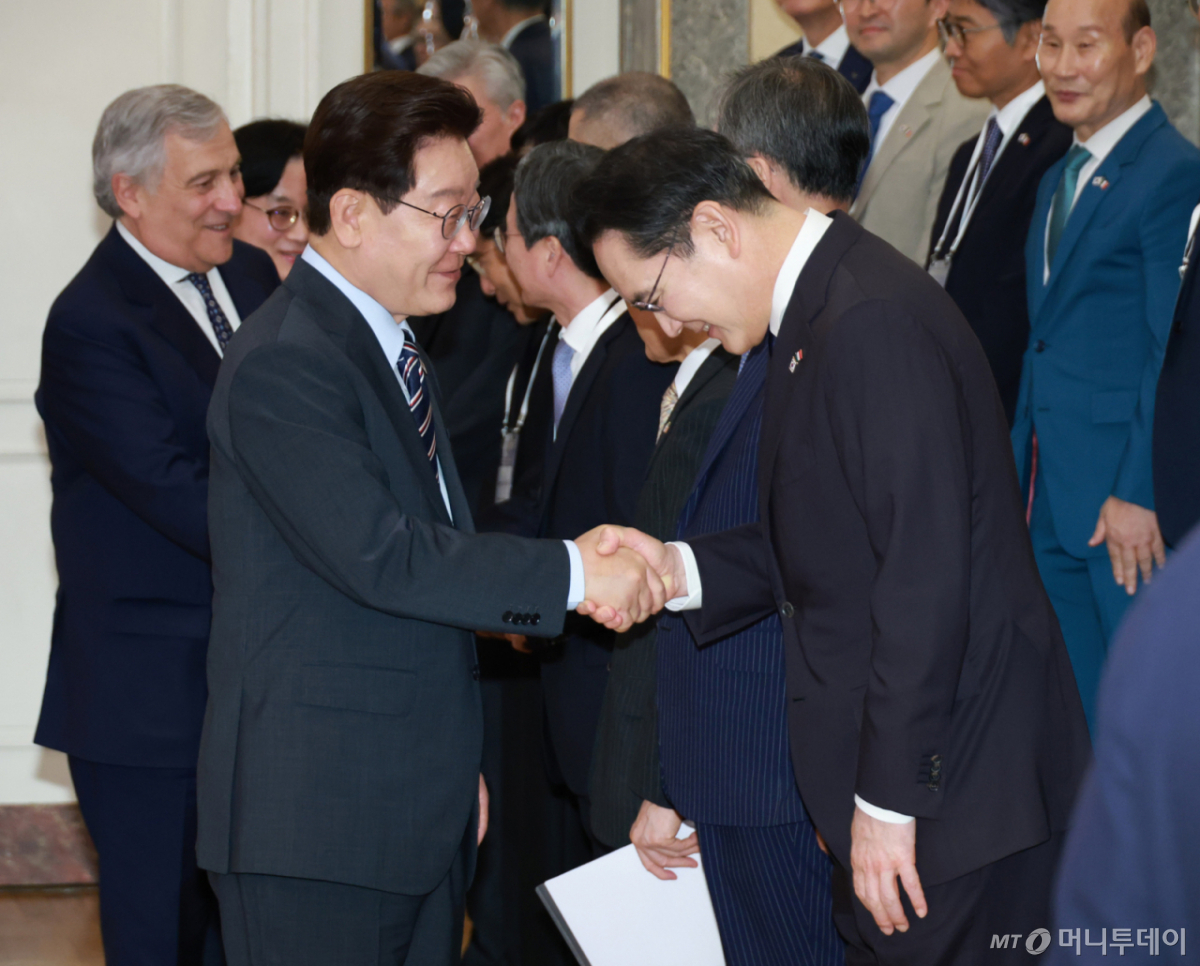 (로마(이탈리아)=뉴스1) 허경 기자 = 이재명 대통령과 이재용 삼성전자 회장이 12일(현지시간) 이탈리아 로마 한 호텔에서 열린 비즈니스 라운드테이블에서 인사를 나누고 있다. 2026.6.13/뉴스1 Copyright © 뉴스1. All rights reserved. 무단 전재 및 재배포, AI학습 이용 금지. /사진=(로마(이탈리아)=뉴스1) 허경 기자