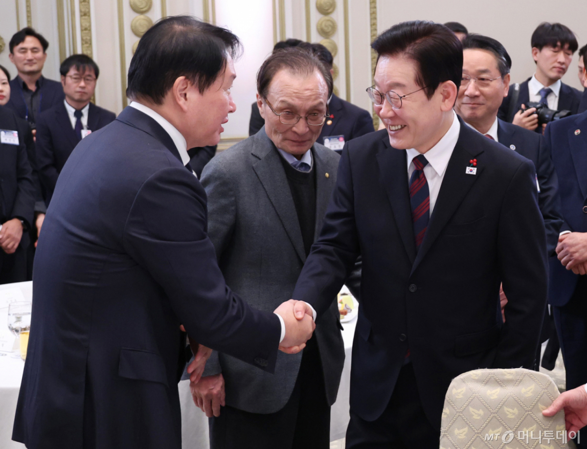 [서울=뉴시스] 고범준 기자 = 이재명 대통령이 2일 청와대 영빈관에서 열린 2026년 신년인사회에 입장하며 최태원 대한상공회의소 회장과 악수하고 있다. (청와대통신사진기자단) 2026.01.02. bjko@newsis.com /사진=