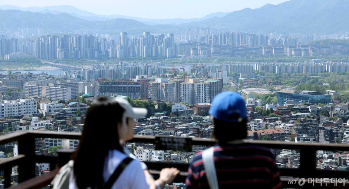 [서울=뉴시스] 조수정 기자 = 사진은 24일 서울 남산에서 바라본 아파트 건설 현장. 2026.04.24. chocrystal@newsis.com /사진=조수정