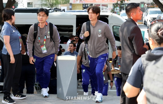 2026 북중미월드컵에 출전한 대한민국 축구 국가대표팀이 남아공전을 앞두고 21일 멕시코 몬테레이에 도착했다. 홍명보 감독을 비롯한 선수단이 팬들의 환호를 받으며 대표팀 숙소로 들어가고 있다. /사진=김진경 대기자.