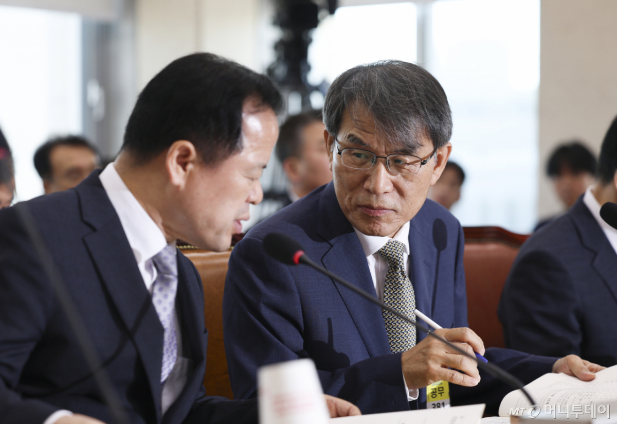 [서울=뉴시스] 김근수 기자 = 노태악 전 중앙선거관리위원회 위원장이 23일 오전 서울 여의도 국회에서 열린 투표용지 부족사태 등 국민 참정권 침해 진상규명 및 선거관리 개혁을 위한 국조특위 전체회의에서 위철환 중앙선거관리위원회 위원장 직무대행과 이야기를 나누고 있다. 2026.06.23. ks@newsis.com /사진=김근수