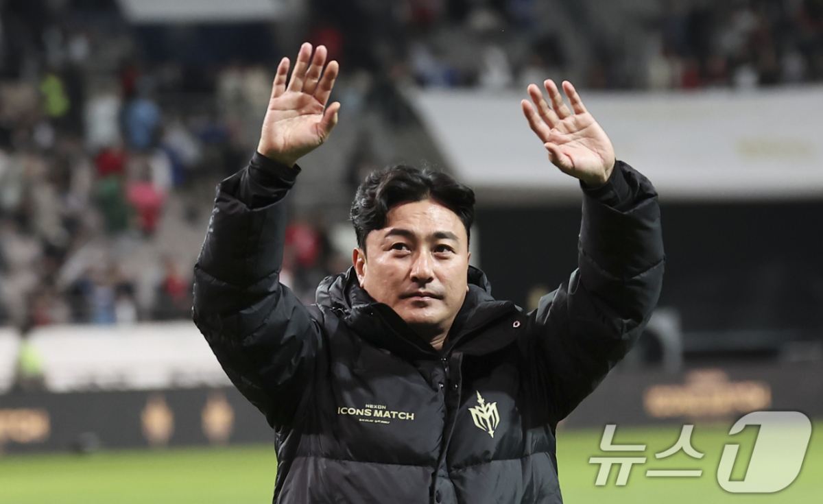 지난 2024년 레전드 매치에서 팬들에게 인사하는 안정환. /사진=뉴스1 제공