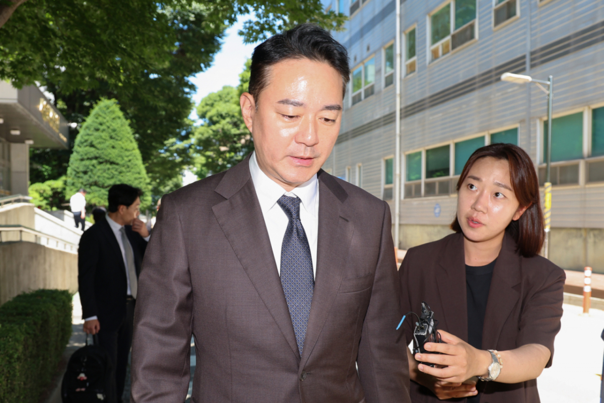 홍정도 중앙그룹 부회장이 23일 서울 서초구 서울회생법원에서 열린 중앙그룹 계열사 기업 회생신청 대표자 심문을 마친 뒤 법원을 나서고 있다./사진=뉴시스(사진공동취재단)