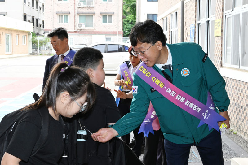 이민근 안산시장이 지난 22일 화랑초등학교에서 진행한 어린이 교통안전 캠페인에서 학생들에게 가방 연결형 교통안전용품을 나눠주고 있다./사진제공=안산시