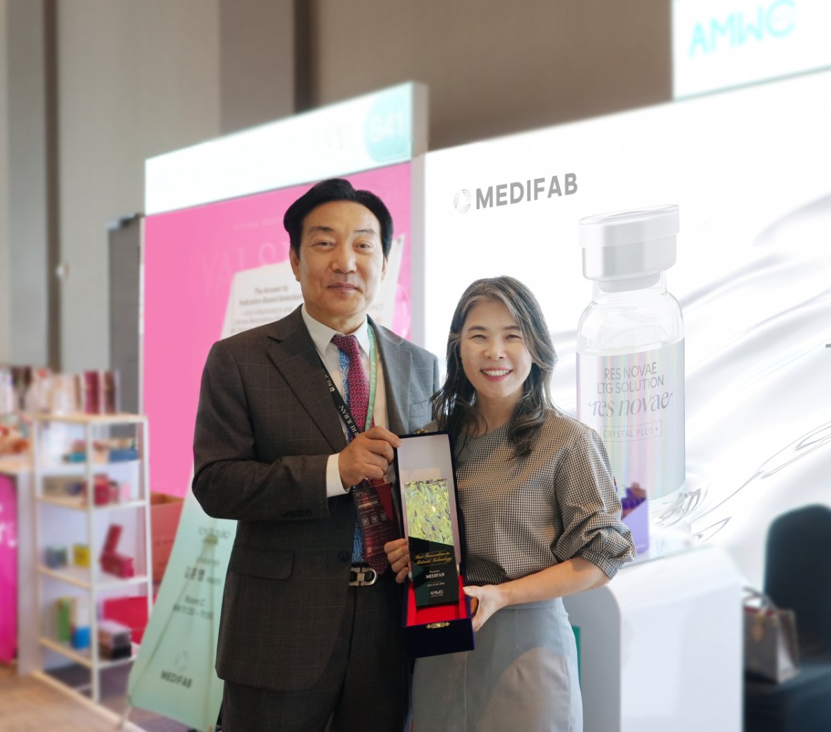AMWC Korea의 첫 개최를 기획한 황승국 KOAT(대한비만미용학회) 회장과 LTG 기술로 최우수 혁신상을 수상한 메디팹 차미선 대표