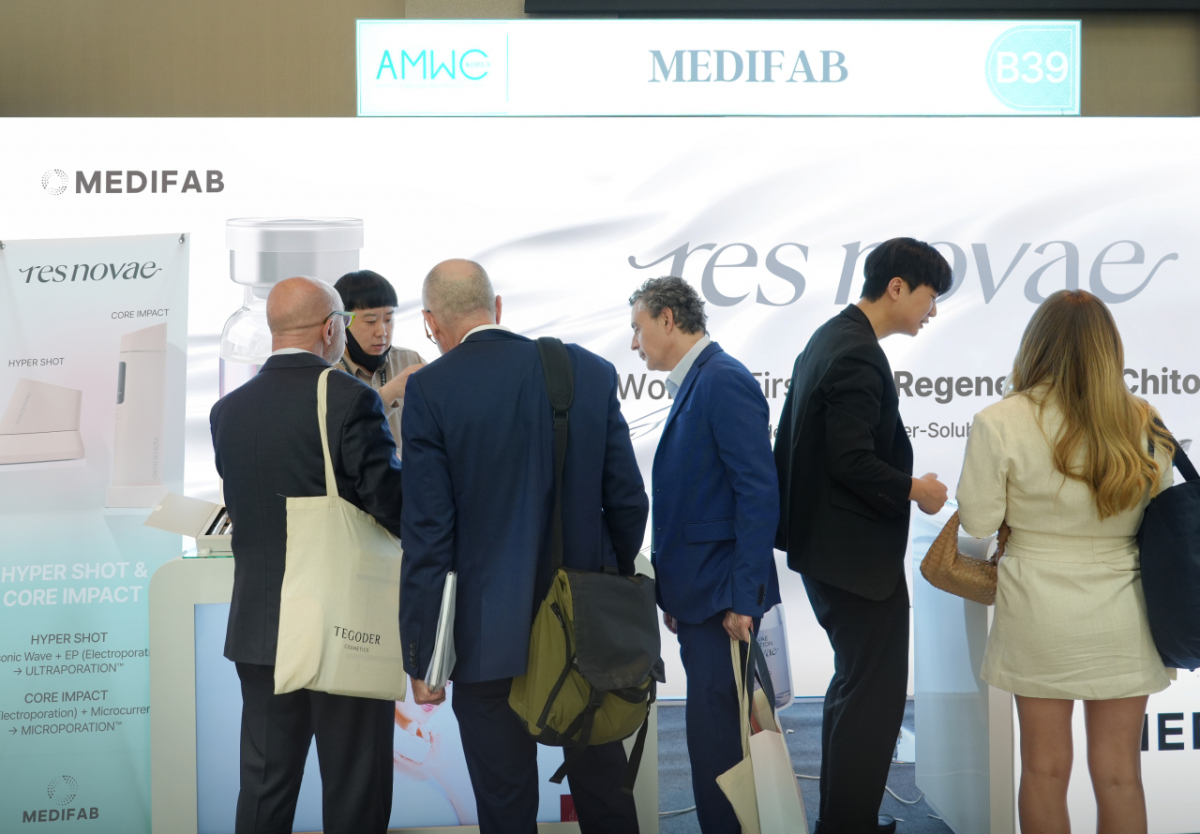메디팹이 운영한 AMWC Korea 2026 내 부스. 세계 최초 수용성 키토산 기반의 스킨 부스터, 홈 케어 디바이스 등이 국내외 참관객들의 높은 관심을 받았다./사진제공=메디팹