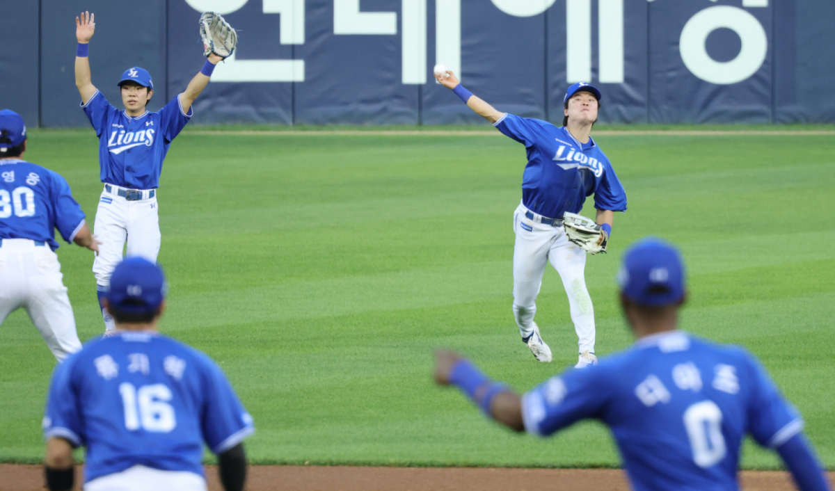삼성 좌익수 박승규가 23일 잠실구장에서 열린 2026KBO리그 LG트윈스와 삼성라이온즈 경기 4회말 문성주 타구를 잘 잡아낸 후 홈으로 악송구를 하고 있다. 3루주자 송찬의는 득점에 성공했다. 2026.06.23. /사진=강영조 cameratalks@