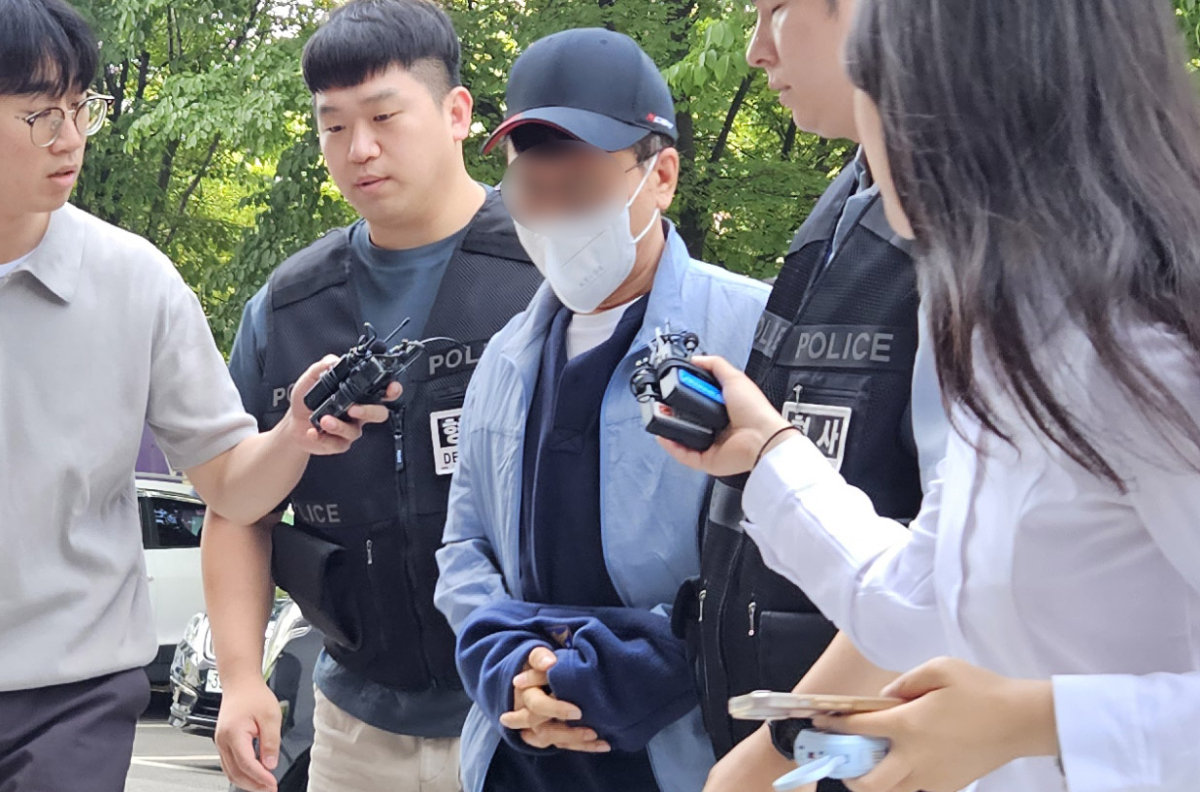 'LG전자 마곡센터 칼부림 사건' 피의자인 60대 남성 정모씨가 지난달 29일 오전 서울 양천구 서울남부지방법원에서 열리는 구속 전 피의자 심문(영장실질심사)을 받기 위해 출석하고 있다. /사진=뉴시스. /사진=