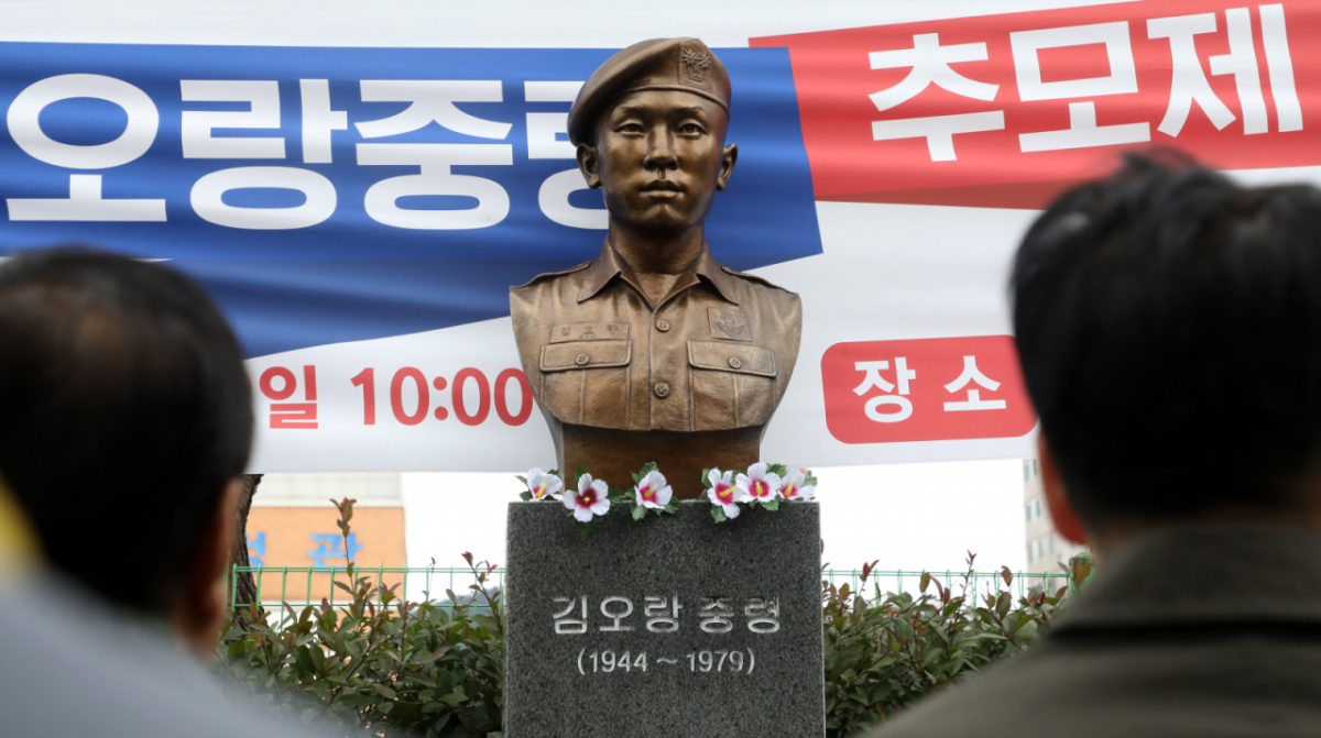12·12 군사반란 당시 전두환 전 대통령 측 신군부에 맞서 상관을 지키다 숨진 김오랑 중령의 추모식이 12일 오전 경남 김해시 삼정동 삼성초등학교 옆 김 중령 흉상 앞에서 열리고 있다. 영화 '서울의 봄'에서 배우 정해인이 열연한 오진호 소령의 실제 인물인 김 중령은 12·12 군사반란 때 정병주 특전사령관을 불법체포하기 위해 사령부에 들어온 신군부 측 군인들에 맞서 홀로 교전하다 자정을 넘긴 13일 오전 0시20분께 M16소총 6발을 맞고 숨졌다. 사망 당시 34세로 계급은 소령이었다. 사후 10여 년간 추서되지 못하다 1990년 중령으로 추서됐다. 2023.12.12/뉴스1