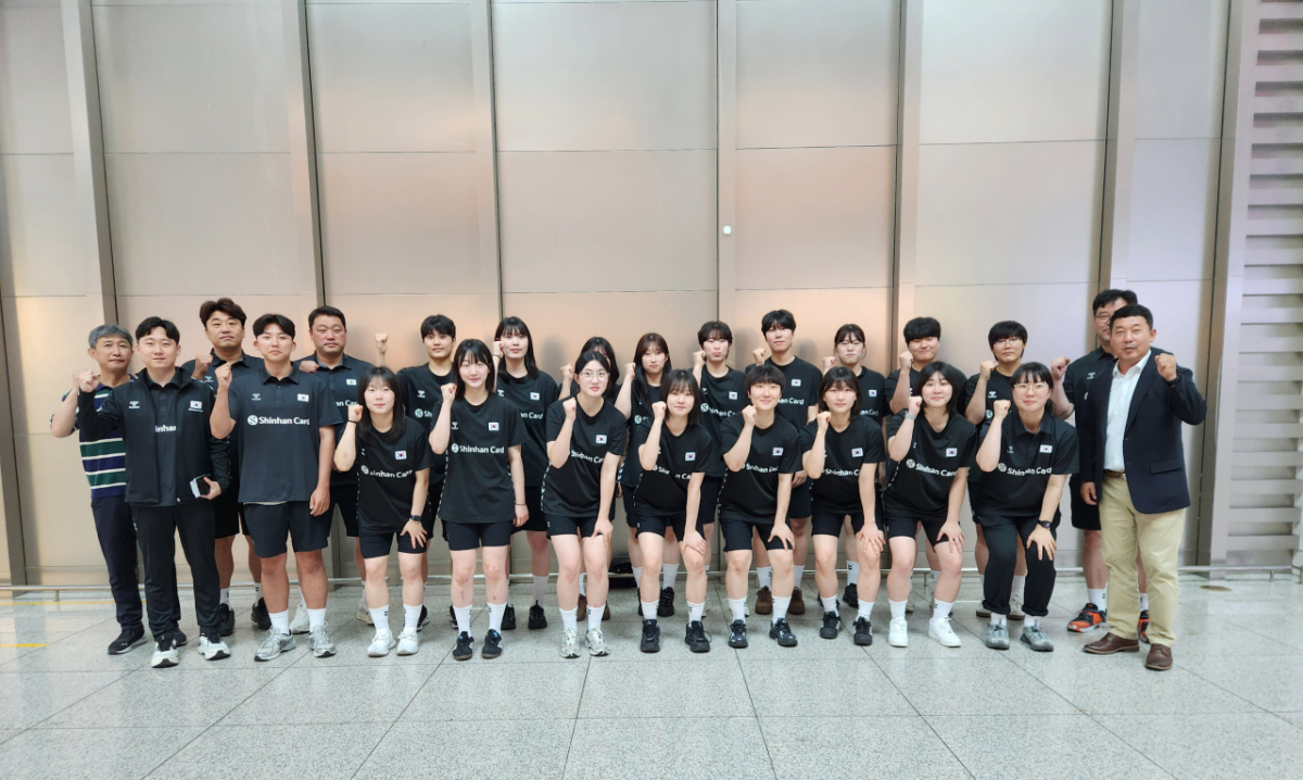 한국 여자 주니어 핸드볼팀 출국 모습. /사진=대한핸드볼협회 제공