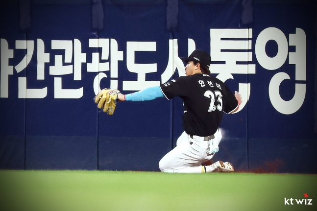 KT 위즈 안현민의 부상 전 수비 장면. /사진=KT 위즈 제공