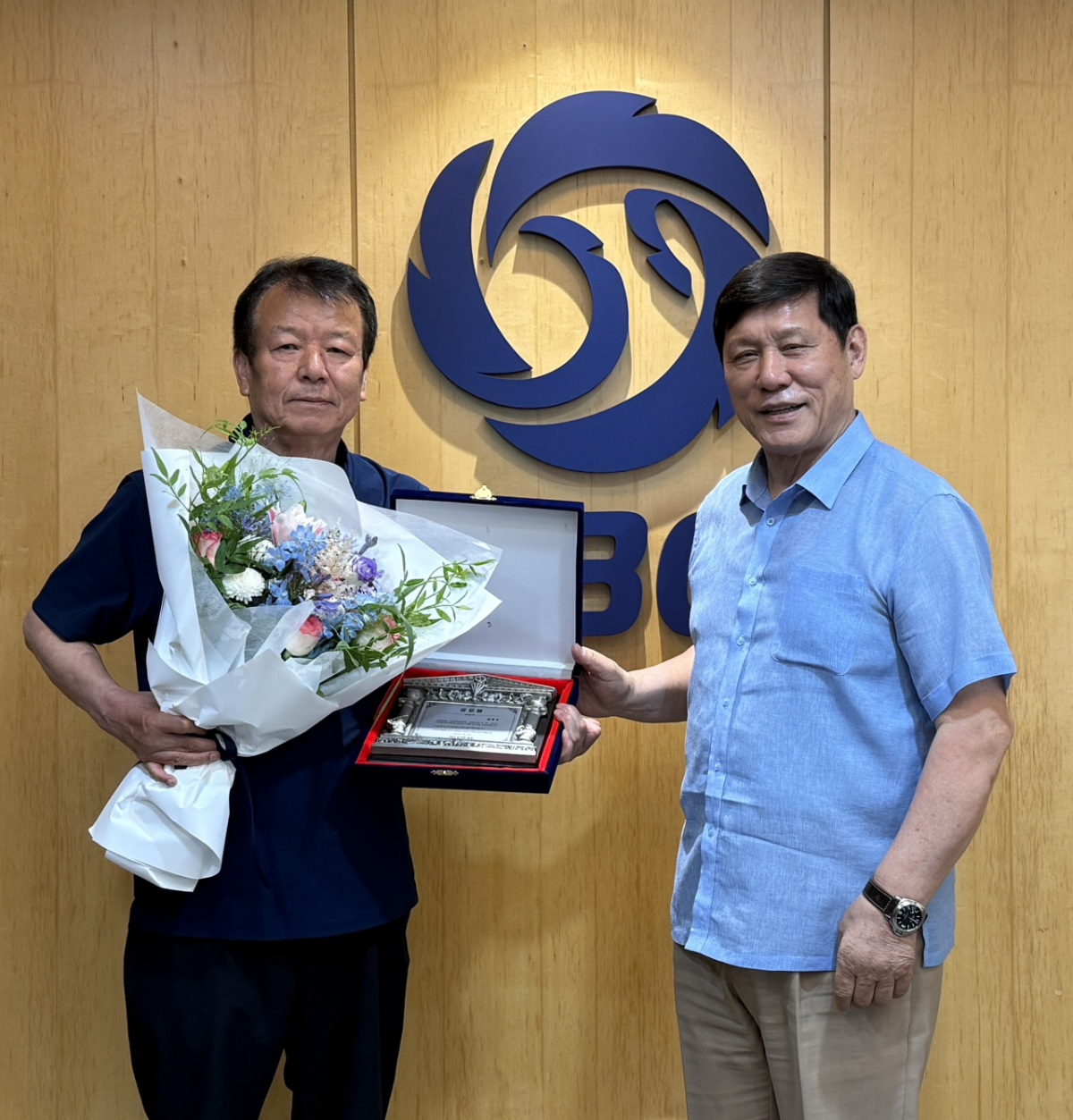 김호인(왼쪽) 야구 심판학교장과 허구연 KBO 총재. /사진=KBO 제공
