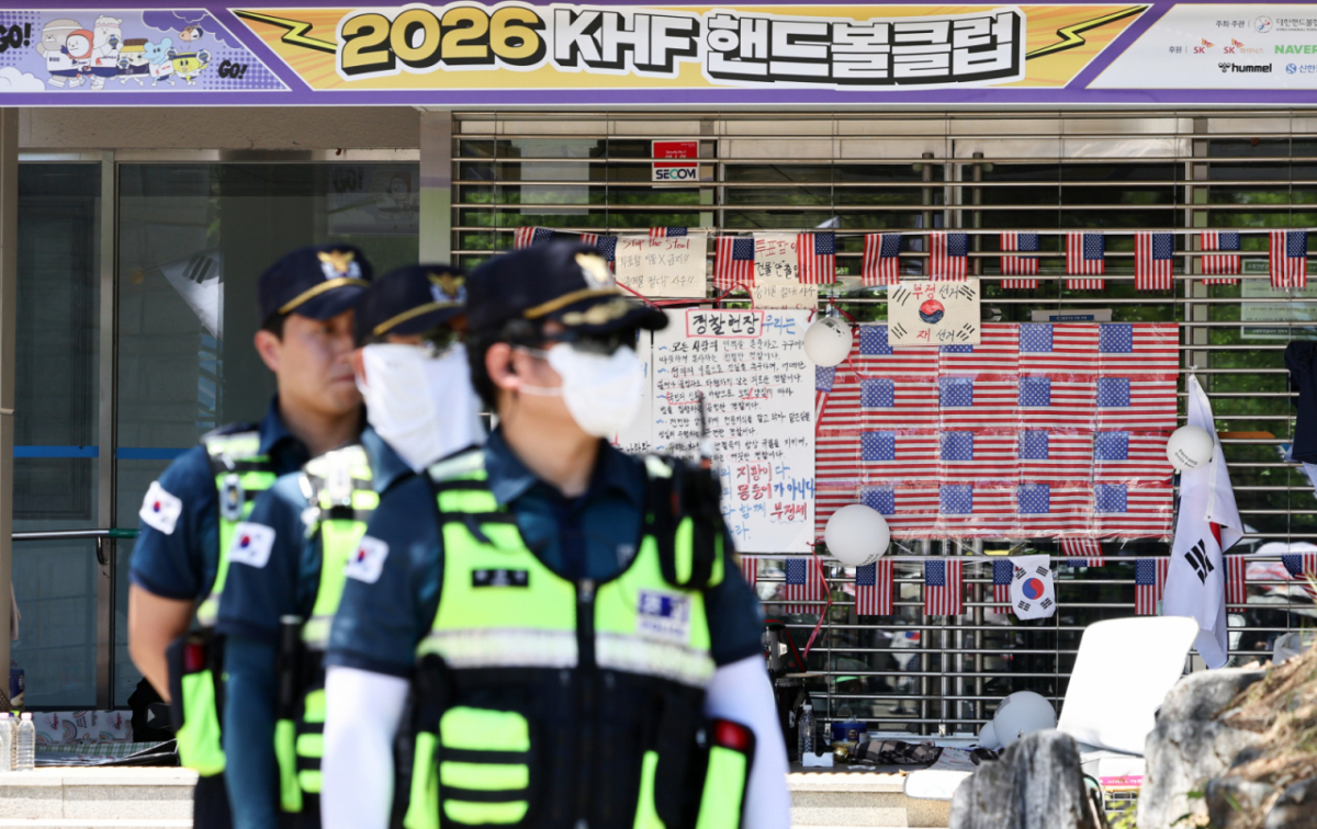 제9회 전국동시지방선거 투표용지 부족 사태를 규탄하는 개표소 봉쇄 시위가 이어지는 23일 서울 송파구 올림픽공원 핸드볼경기장 개표소 입구를 시위대가 봉쇄하고 있다./사진=뉴스1.