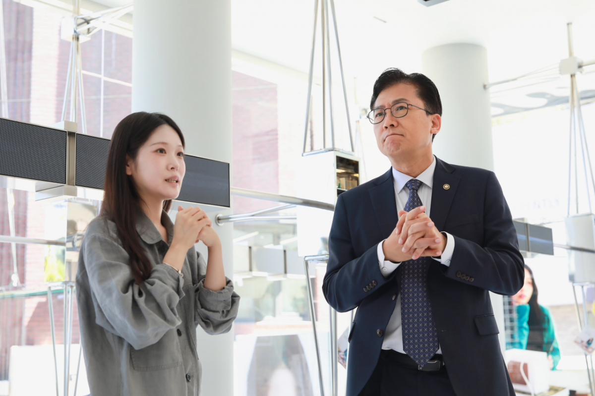 이병권 중소벤처기업부 제2차관이 23일 서울특별시 한남동 인근 조향산업 현장을 방문해 관련 업체를 둘러보고 관계자들의 현장의견을 청취하고 있다./사진=중기부 제공.