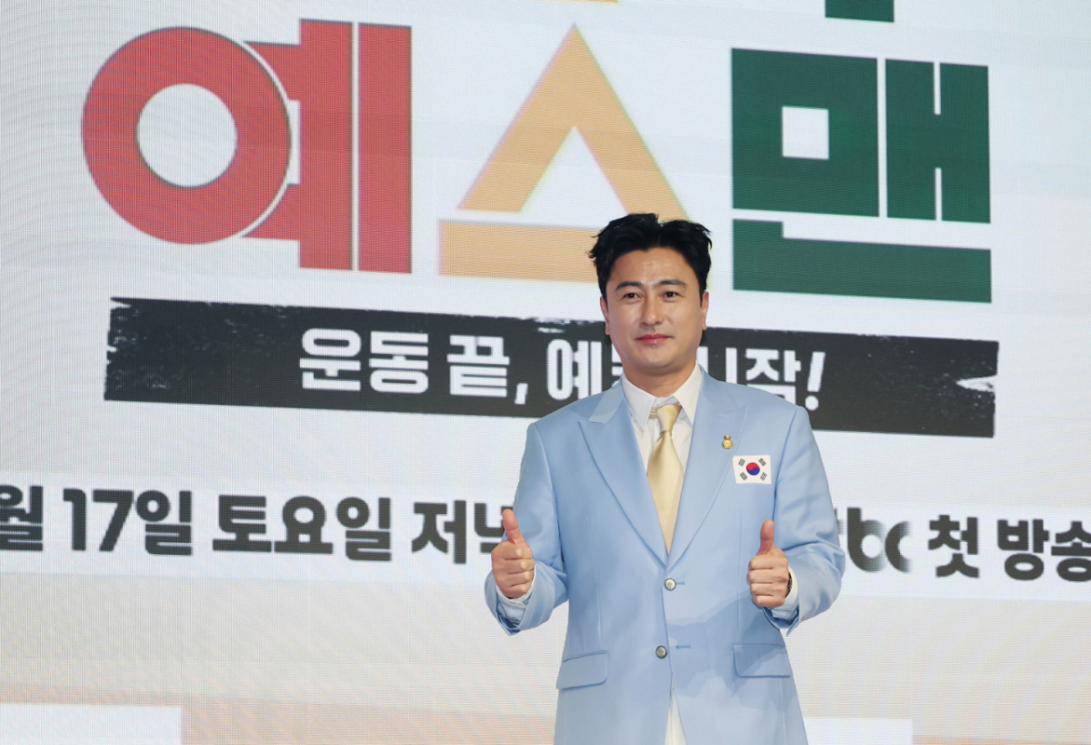 방송인 안정환이 14일 오후 서울 영등포구 페어몬트 앰배서더 호텔에서 진행된 JTBC 예능 '예스맨' 제작발표회에 참석해 포즈를 취하고 있다. 레전드 스포츠 스타들의 치열한 예능 생존전 ‘예스맨’은 오는 17일 첫 방송된다. /2026.01.14 /사진=이동훈 photoguy@