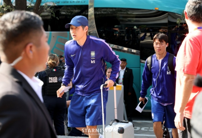 2026 북중미월드컵에 출전한 대한민국 축구 국가대표팀이 남아공전을 앞두고 21일 멕시코 몬테레이에 도착했다. 이강인, 오현규를 비롯한 선수들이 팬들의 환호를 받으며 대표팀 숙소로 들어가고 있다. /사진=김진경 대기자.