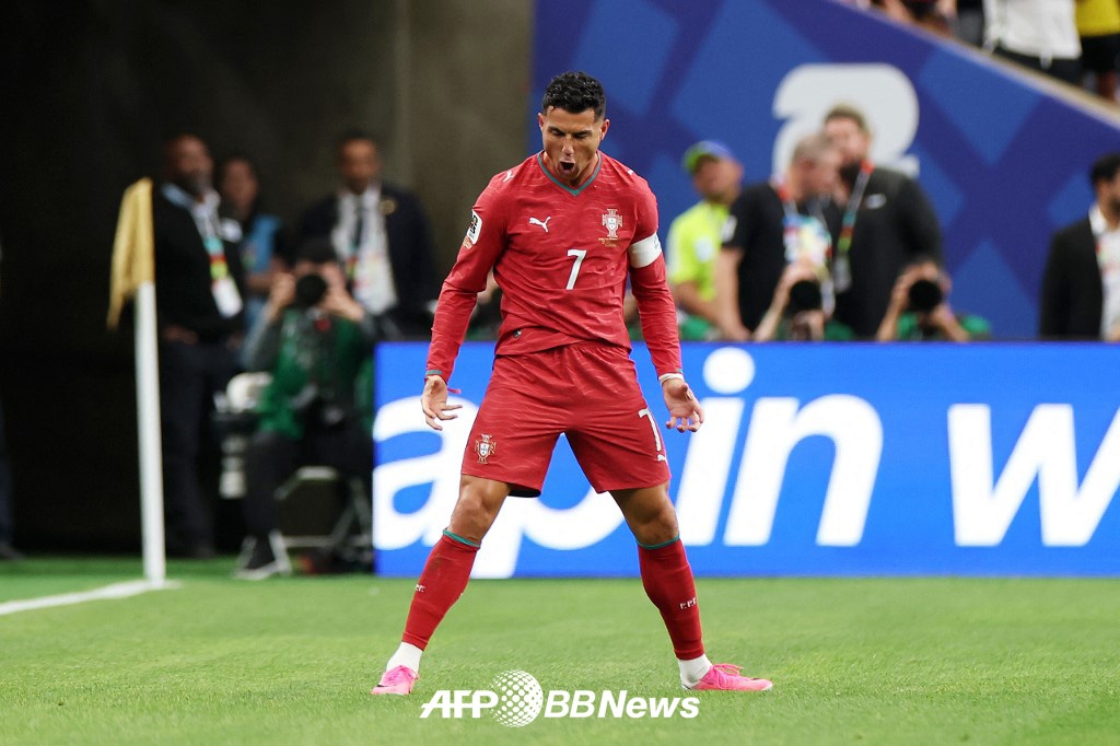 포르투갈 국가대표팀 크리스티아누 호날두가 24일 우즈베키스탄과의 2026 FIFA 북중미 월드컵 조별리그 K조 2차전 득점 직후 골 세리머니를 하고 있다. /AFPBBNews=뉴스1