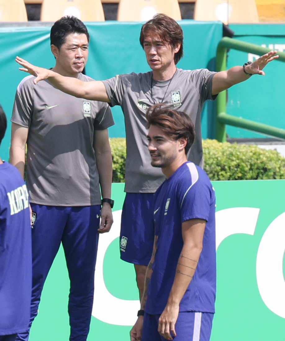 2026 북중미월드컵에 출전한 대한민국 축구 국가대표팀이 남아공전을 하루 앞둔 23일 멕시코 몬테레이 유니버시티 스타티음에서 훈련을 진행했다. 홍명보 감독이 현영민 코치에게 지시 사항을 전달하고 있다. /사진=김진경 대기자