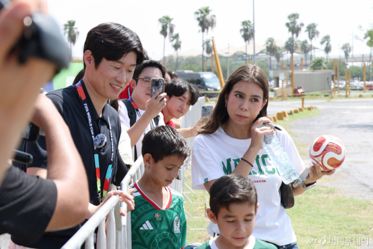 '2026 FIFA 북중미 월드컵'이 열리는 멕시코 몬테레이 유니버시티 스타디움에서 박지성 축구 해설위원이 취재진 인터뷰 후 현지 팬들과 사진 촬영 중인 모습. /사진=스타뉴스
