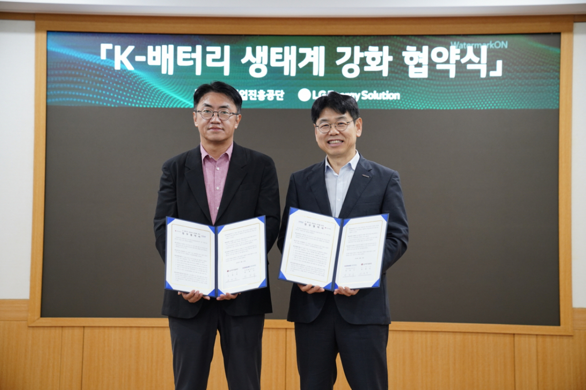 김제영(왼쪽부터) LG에너지솔루션 김제영 CTO와 중소벤처기업진흥공단 반정식 지역혁신이사가 24일 대전 유성구 LG에너지솔루션 기술연구원에서 열린 ‘K-배터리 생태계 강화 업무협약’ 체결식에서 협약서를 들고 기념촬영을 하고 있다./사진=LG에너지솔루션